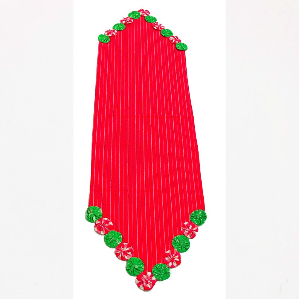 NWT YoYo Holiday Christmas Table Runner